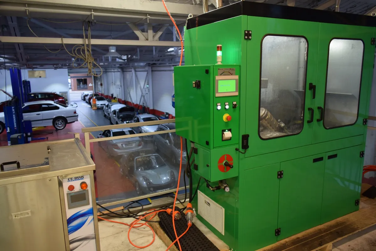 Professional DPF cleaning machine in the Mascot workshop