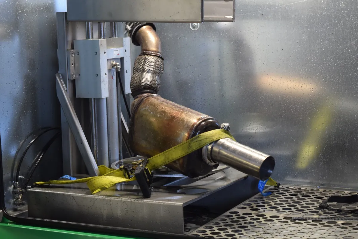 DPF mounted in the cleaning machine during the cleaning process