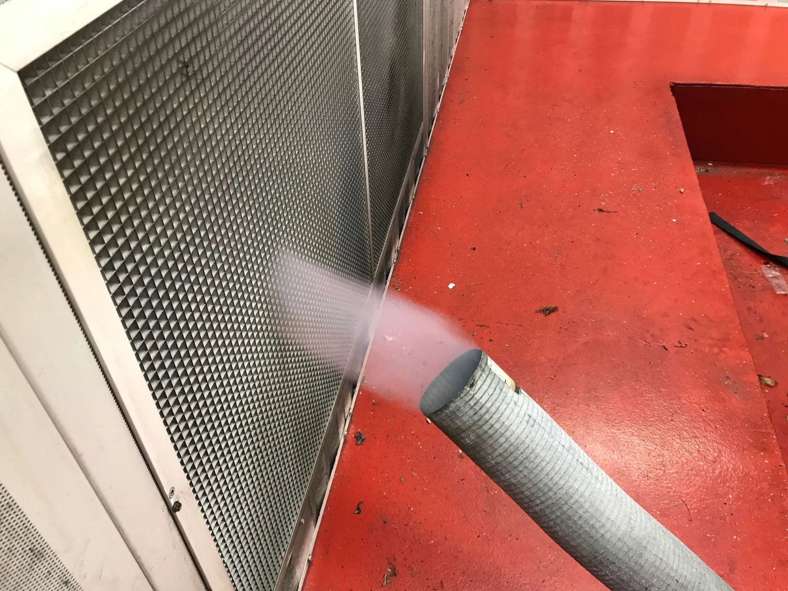 High-pressure cleaning spray removing carbon from an intake manifold